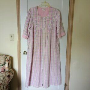 Miss Elaine Housecoat - Robe - Like New - XL